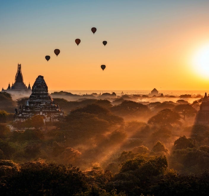 Una imagen en la que se ven globos aerostáticos sobre templos antiguos al atardecer, en representación de un canal de televisión del sur de Asia.