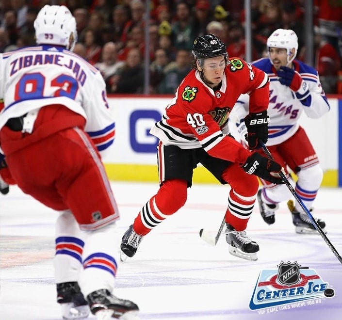 Una imagen que muestra a jugadores de hockey en acción, que destaca la oferta de NHL Center Ice.