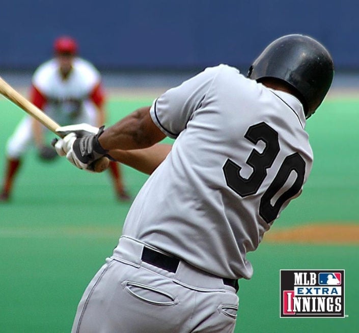 Imagen de cuadrícula de un jugador de béisbol balanceando un bate, que representa la sección MLB Extra Innings.