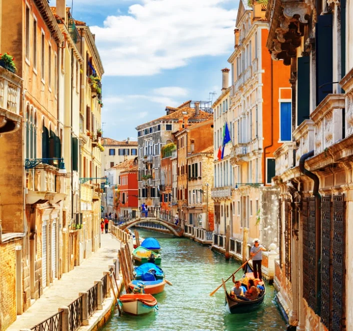 Canal de Venecia con embarcaciones y edificios