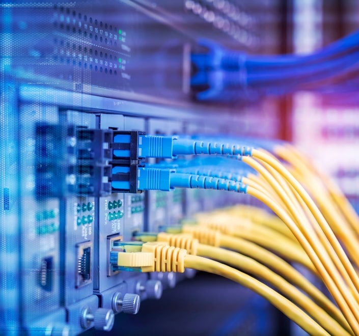 Muestra los cables de red y el rack de servidores utilizados para garantizar la compatibilidad con el proveedor de troncales SIP.
