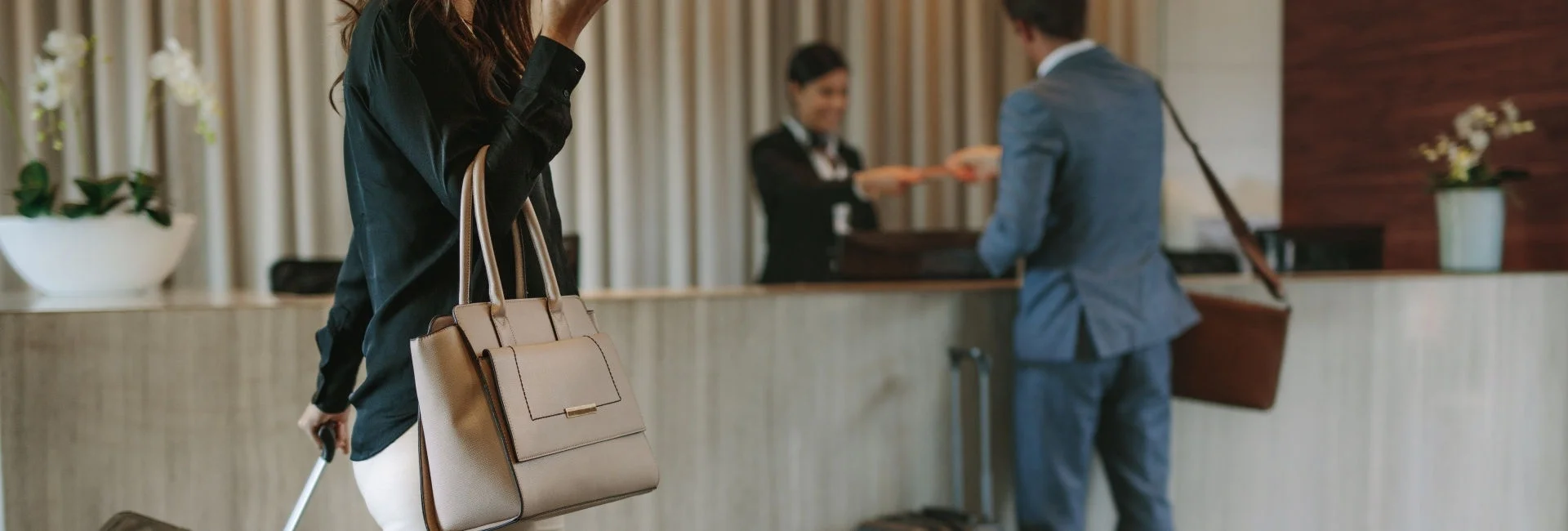Soluciones empresariales: profesional de negocios se registra en un hotel