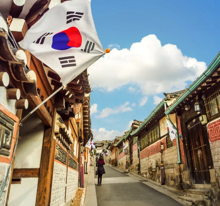 Pueblo tradicional coreano con banderas