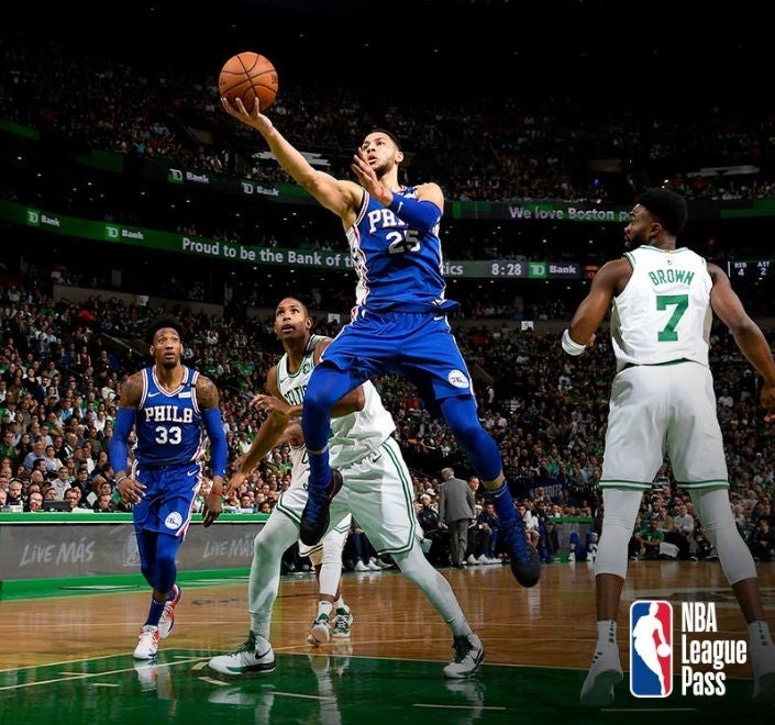 Imagen destacada en la cuadrícula que muestra a un jugador de baloncesto saltando para lanzar al aro, promocionando la sección NBA League Pass.