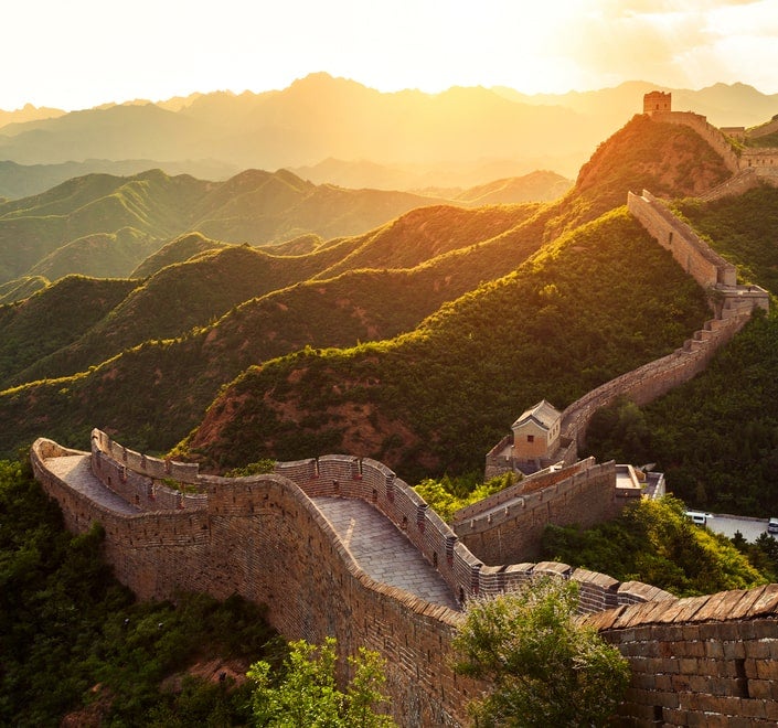 Imagen promocional de un canal de televisión chino en la que se muestra la Gran Muralla China al atardecer, lo que pone de relieve el enfoque cultural del canal.