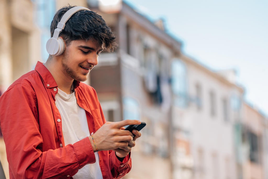 Prepaid vs. Monthly Phone Plans We Compare, You Decide