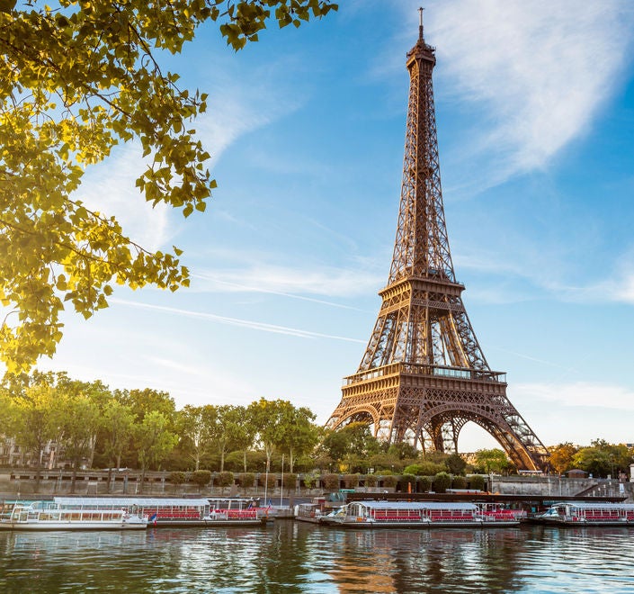 Tarjeta de un canal de televisión francés en la que se muestra la Torre Eiffel de París en un día soleado.