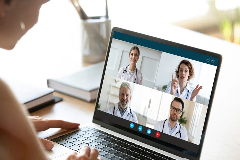 Woman_talking_to_Doctors_on_Laptop