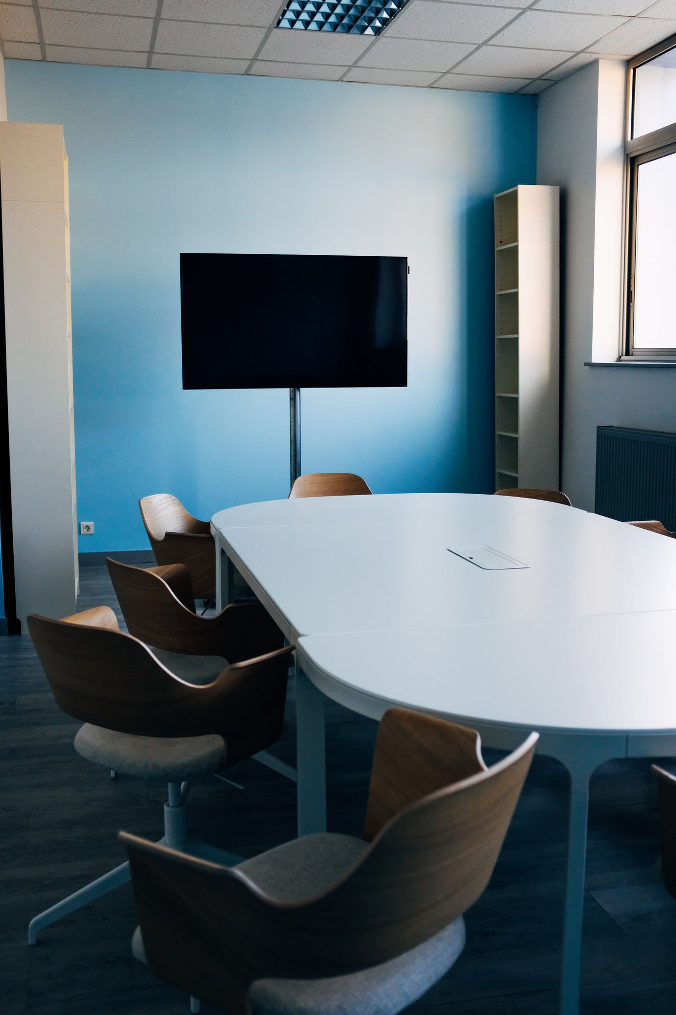 Image depicting a meeting room setup with a TV and chairs, showcasing a Cloud DVR section.