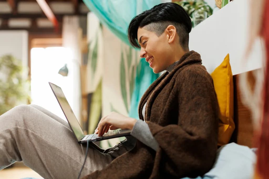 Person using laptop with Optimum Advantage Internet