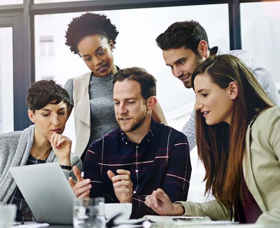 Grupo de profesionales trabajando juntos