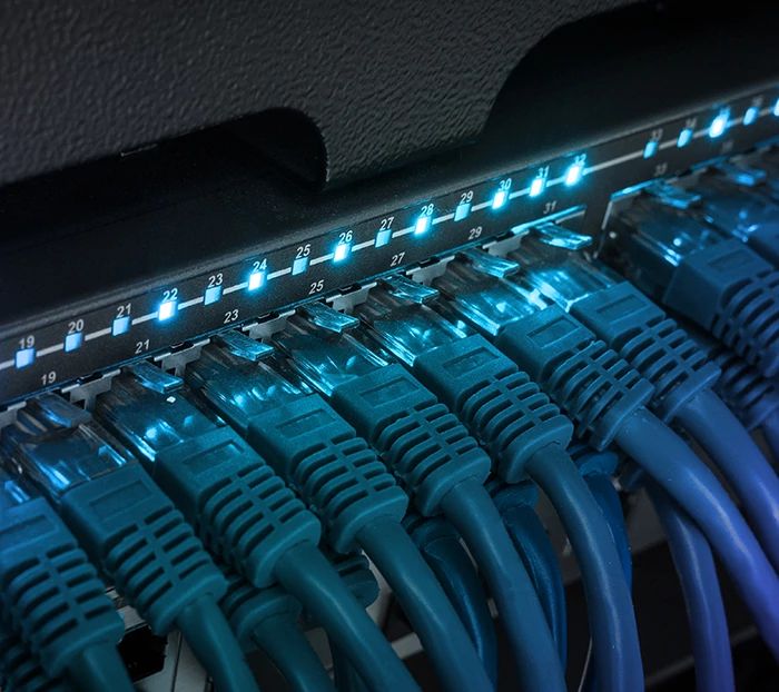 Cables Ethernet conectados a la red