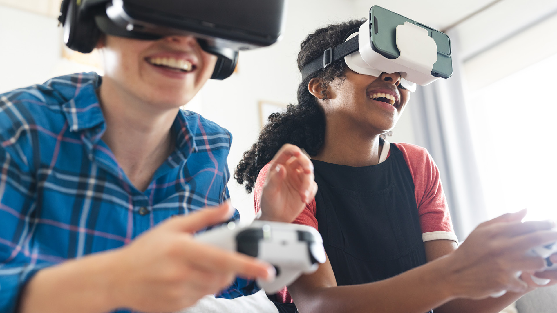 2 people playing a virtual reality game using 5 Gig Internet from Optimum