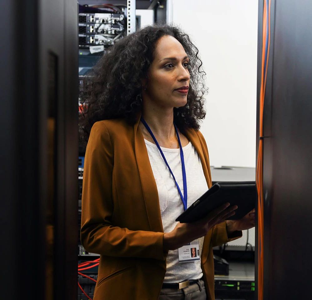 Mujer trabajando con Internet de Optimum Enterprise ​​​​​​​