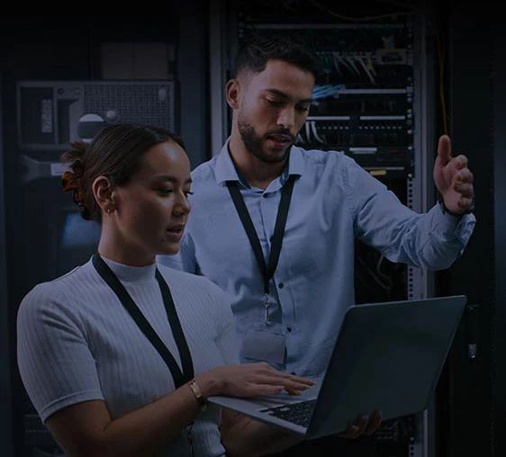 cloud-connect-hero-mobile-2people-server-room.jpg