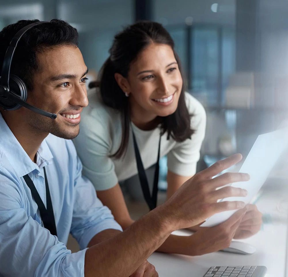 Empleados usando los servicios de voz de Optimum Enterprise