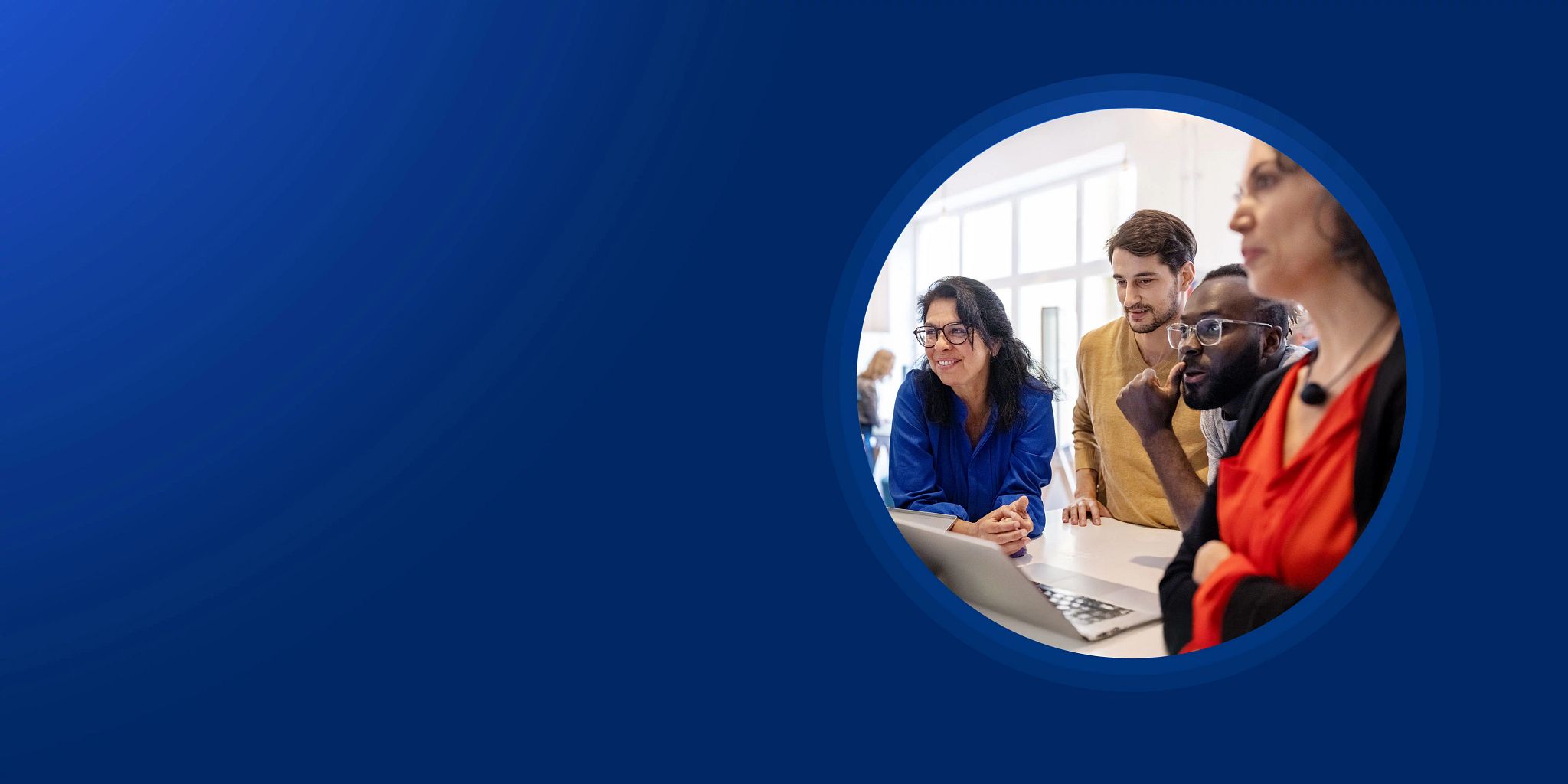 Grupo diverso de profesionales de empresas colaborando alrededor de una computadora portátil, en representación del servicio de atención al cliente y los servicios de redes gestionadas de Optimum Business