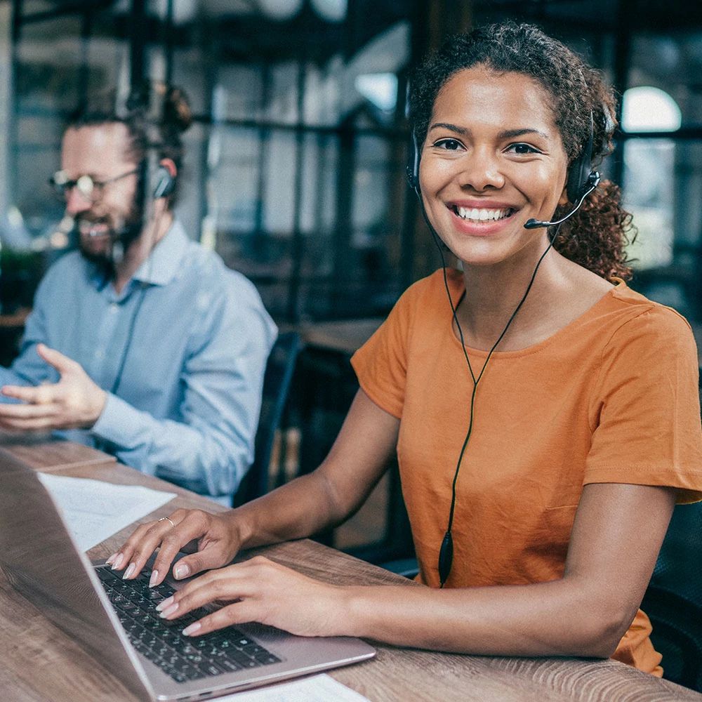 Empleados de asistencia técnica usando los servicios de voz de Optimum Enterprise