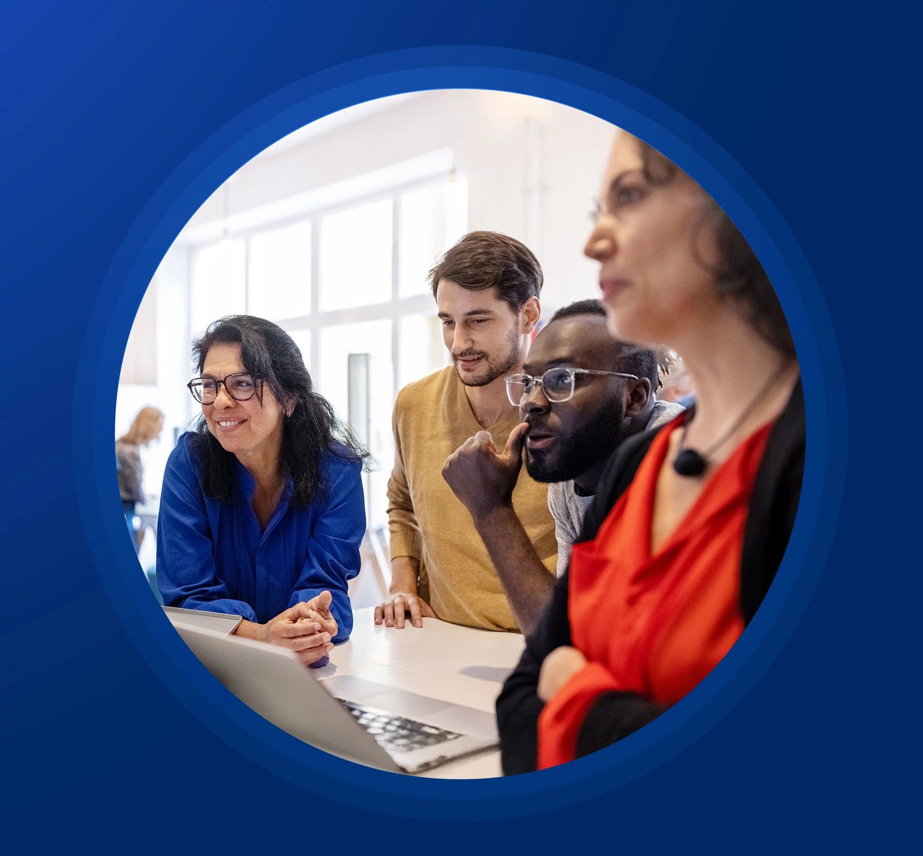 Grupo diverso de profesionales de empresas colaborando alrededor de una computadora portátil, en representación del servicio de atención al cliente y los servicios de redes gestionadas de Optimum Business