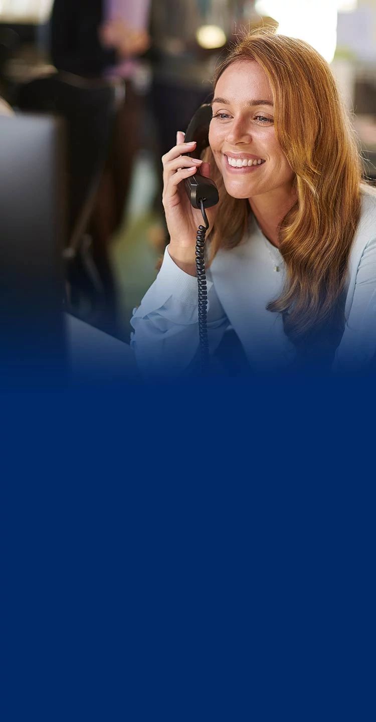 una mujer habla por teléfono en la oficina
