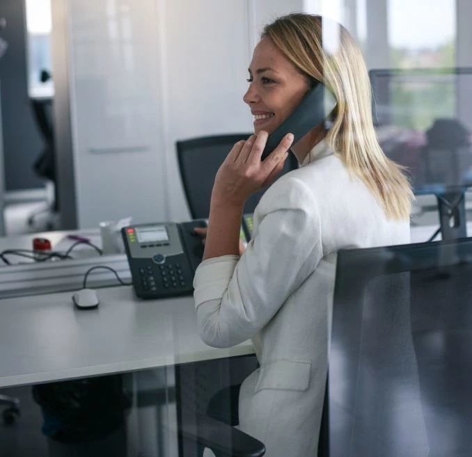 Una empleada usando los servicios de voz de Optimum Enterprise