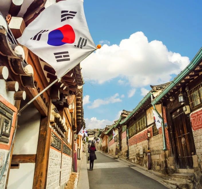 ​​​​​​​Bandera coreana en una calle de un pueblo estilo hanok