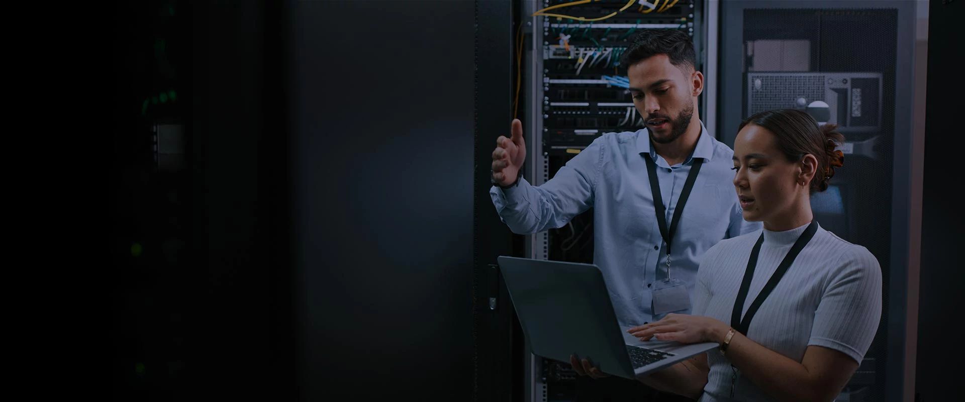 cloud-connect-hero-desktop-2people-server-room_0.jpg