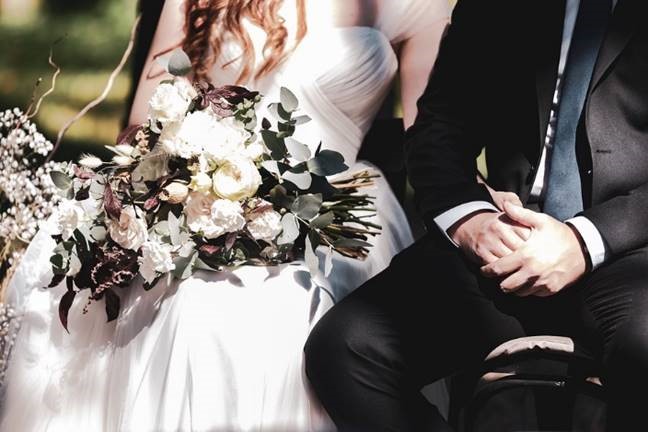 Novios sentados uno al lado del otro