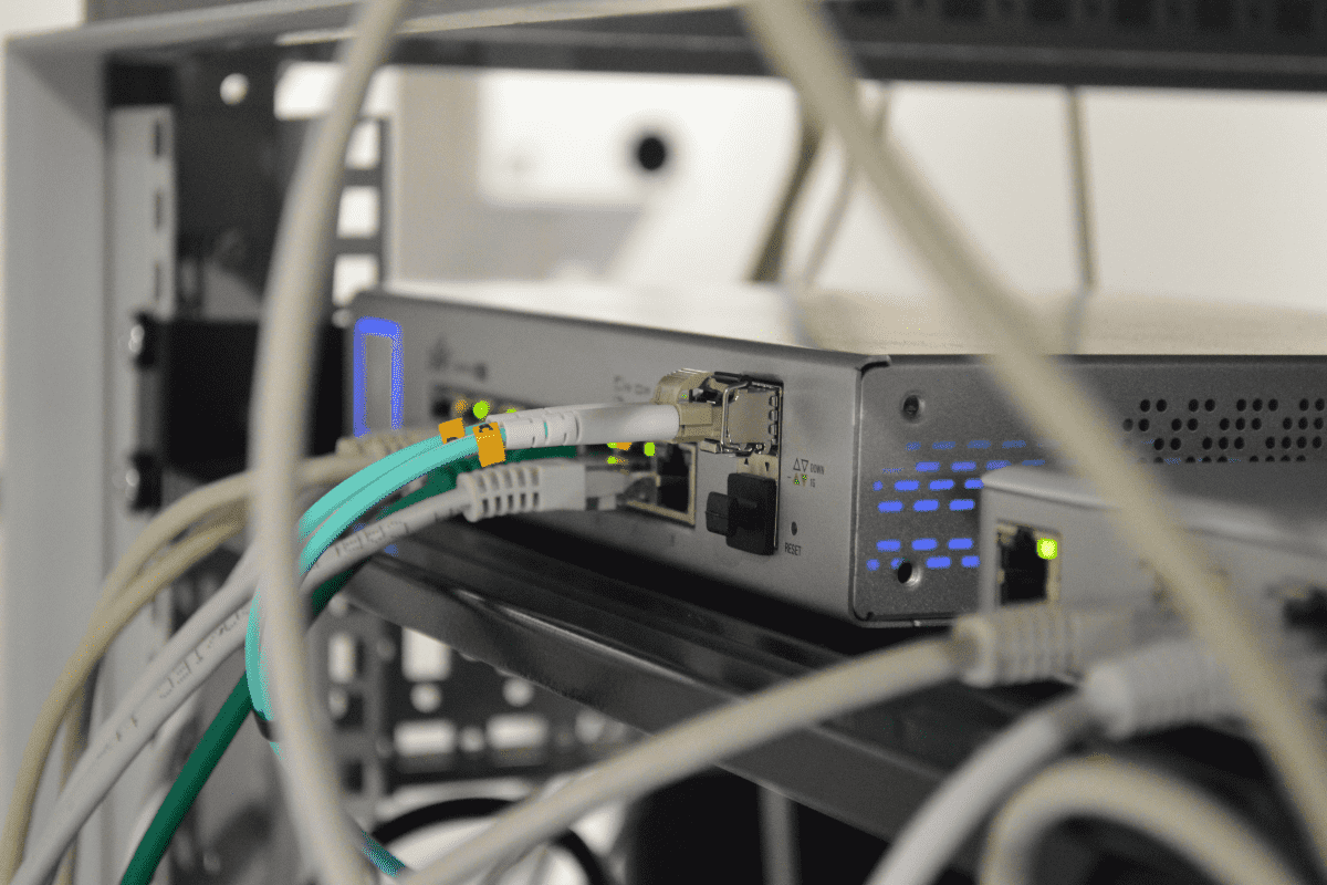 Differences Between DSL, Fiber & Cable